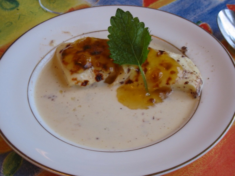 Leipaajuusto with cloudberry jam